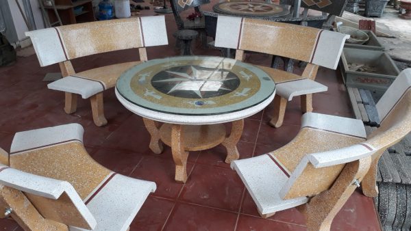 bàn ghế đá cong vàng
