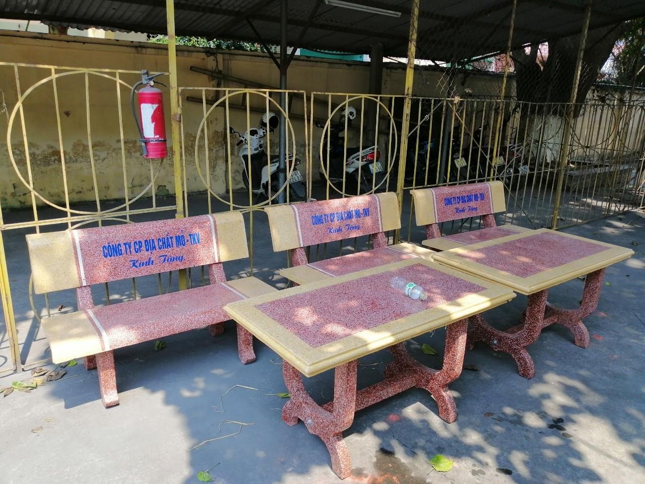 bàn ghế đá vàng đỏ